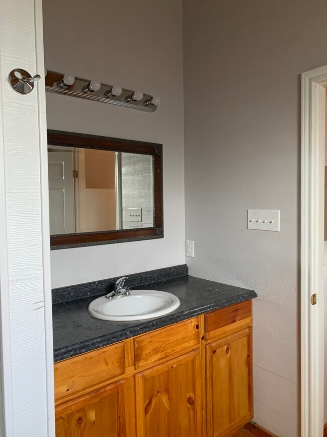 Baño - 1112 Cardinal St #112