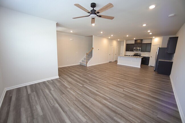 Foto del edificio - Beautiful 3 Bed+Bonus+2 Car Garage Townhome in New Wake Forest Community