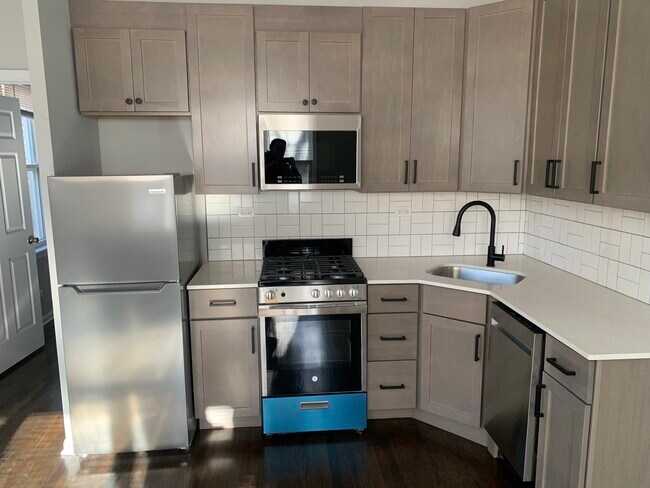 Foto del edificio - 907 W Irving Park Rd
