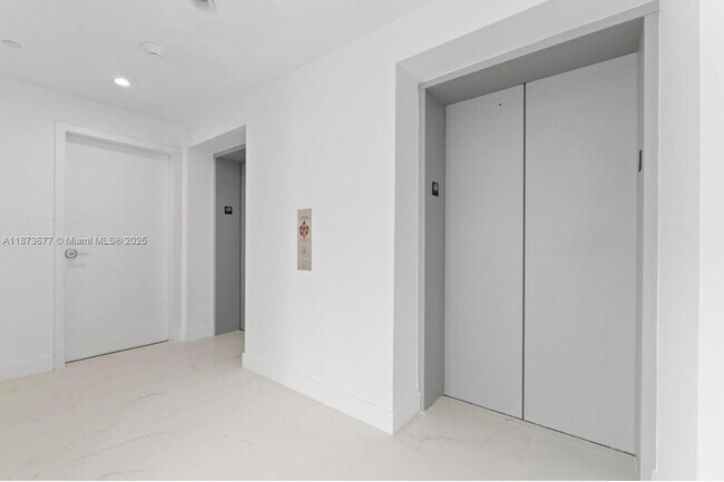 Foto del edificio - 700 NE 24th St