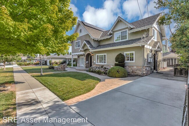 Foto del edificio - 4 br, 4 bath House - 2160 Newport Ave