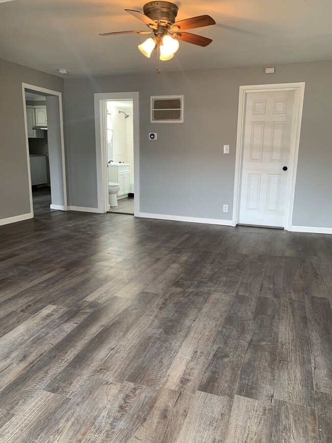 Building Photo - Move-In Ready 2BR Ranch – Fresh Paint, New...