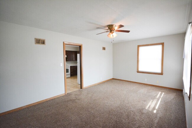 Building Photo - Spacious and Updated 2 Bedroom Available F...