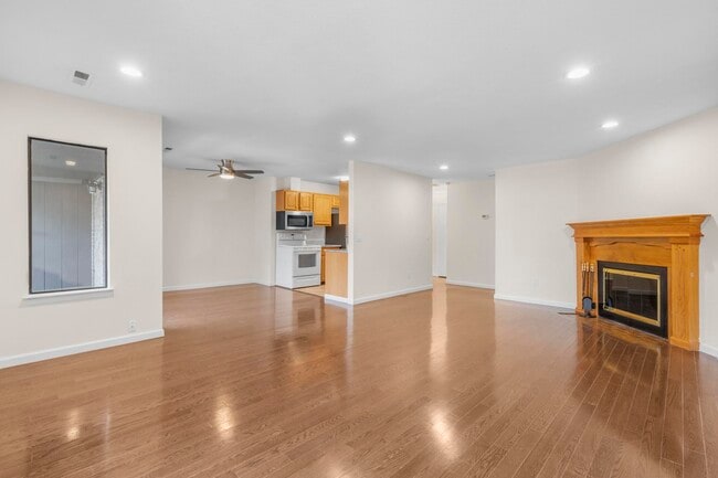 Building Photo - 25 2nd St