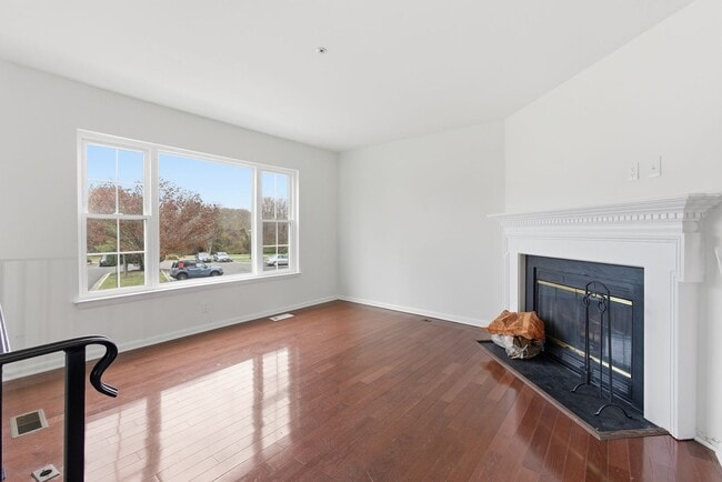 Building Photo - Lovely 3 BR/2.5 BA Townhome in District He...