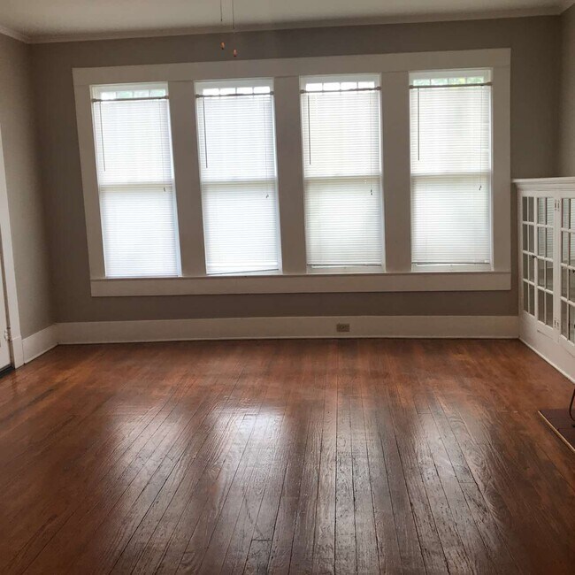 Foto del edificio - 307 E Texas Ave