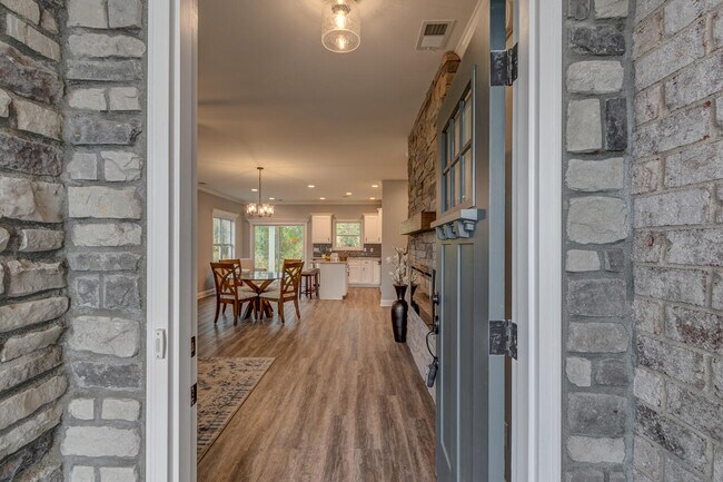Foto del edificio - 124 White Pine Ct