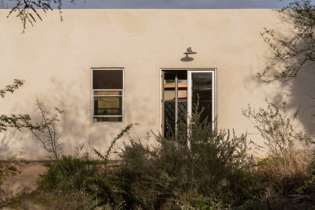 Building Photo - 2501 E Edison St