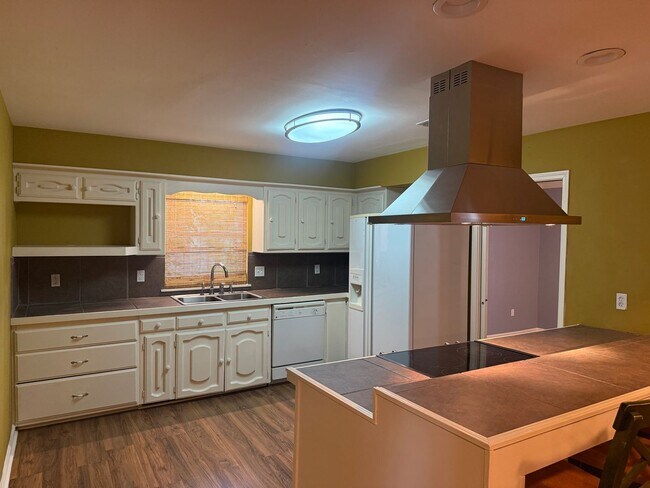 Building Photo - Rental Available Now in Lake Sherwood Acres!