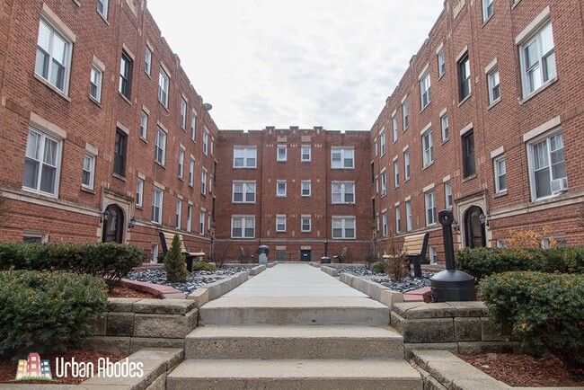 Building Photo - 934 W Cornelia Ave