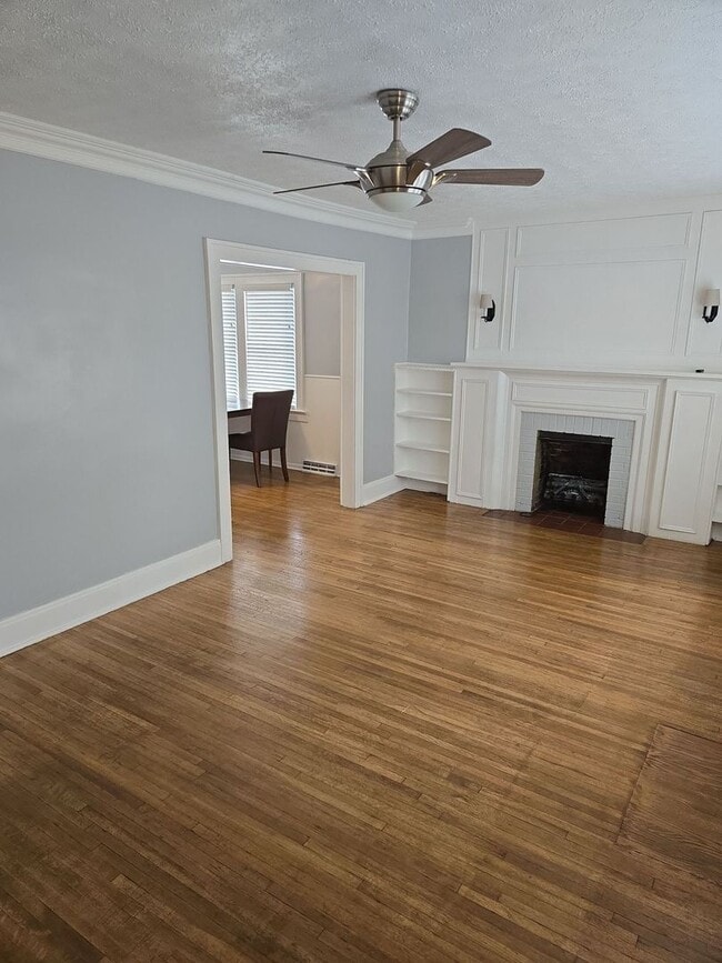 Building Photo - 2 Bedroom 1.5 Bath Single Family Home - Up...