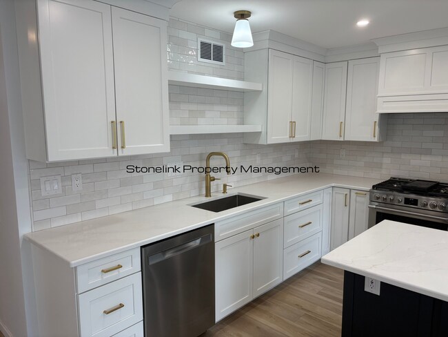 Foto del edificio - Fully Redesigned Townhouse Style Condo For Rent in Desirable Louisquisset Community!