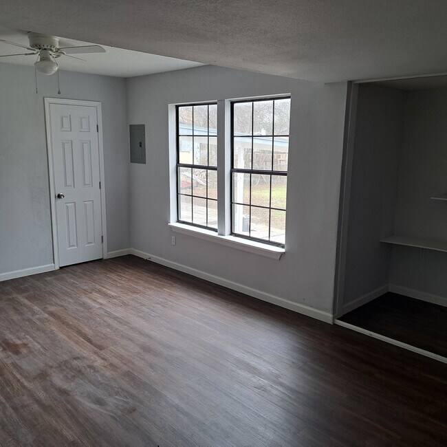 Foto del edificio - 423 Ellana Claire Ct