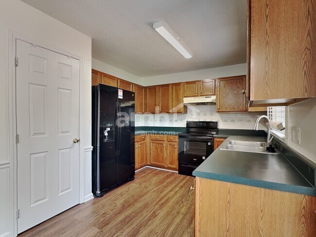 Foto del edificio - 272 Twin Creeks Rd