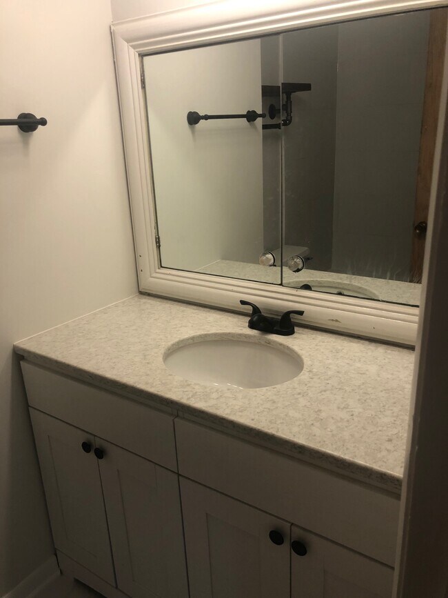 Foto del edificio - 244 W Rosalie Ln
