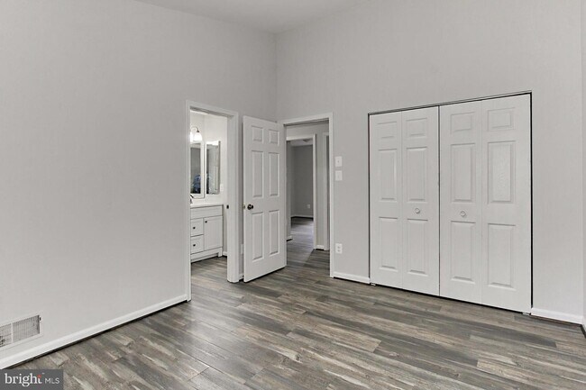 Foto del edificio - 20585 Triple Crown Ct