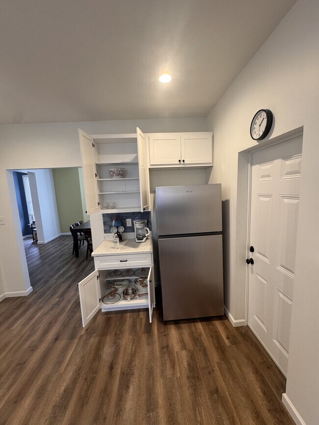 Foto del edificio - 6559 Hoffman Ave