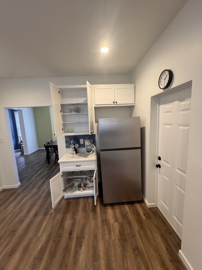 Building Photo - 6559 Hoffman Ave