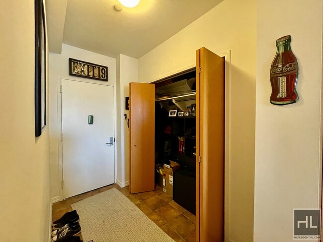 Building Photo - Gorgeous rent stabilized 1 bedroom with ba...