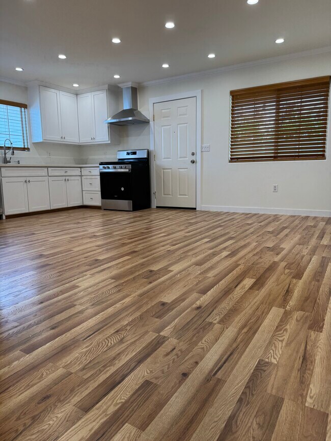 Foto del edificio - 5742 Woodman Ave