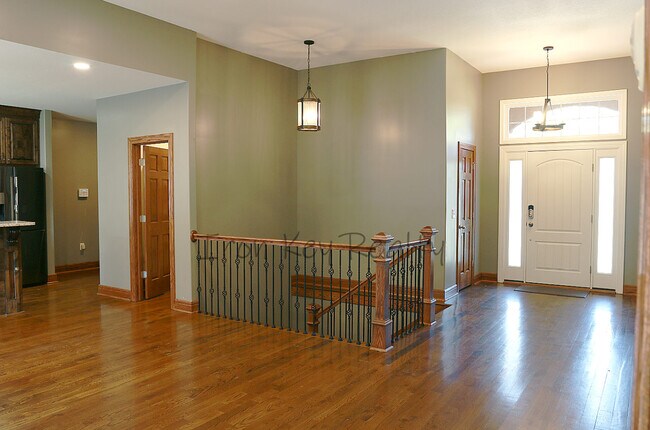 Building Photo - 2205 Lawrence Ave