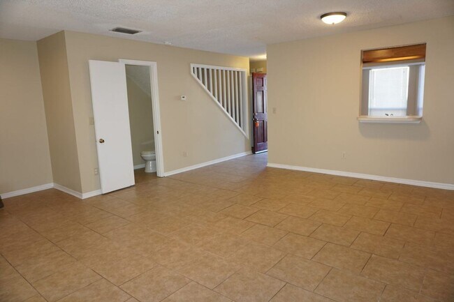 Building Photo - 2 bedroom townhome on Westside