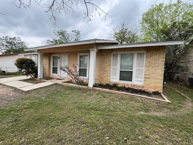Foto del edificio - Nice 4 BR, 1.5 Bath w/ Large Back Yard