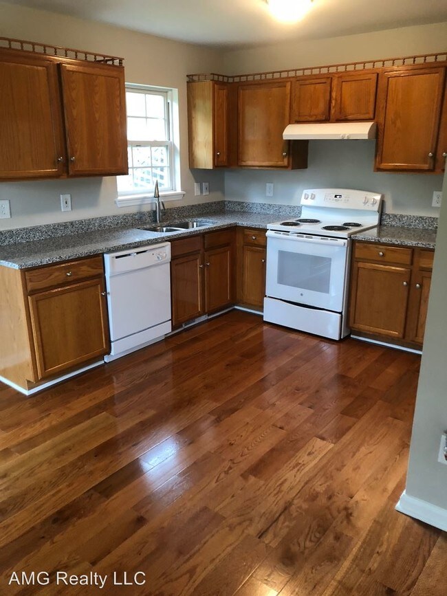 Building Photo - 3 br, 2 bath House - 214 E Lyon Street