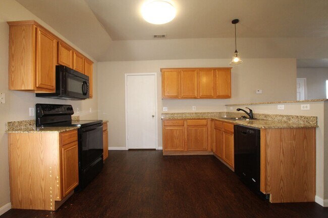 Foto del edificio - Coming Soon: Stunning 3 Bedroom Home in Bu...