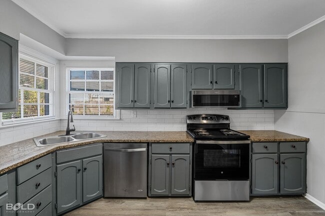 Building Photo - Check Out this 3 bed 2 bath!!