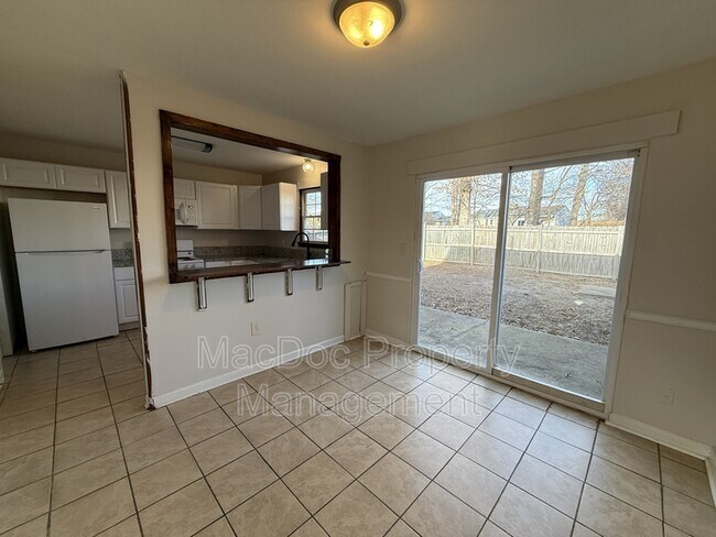 Foto del edificio - 733 Bellows Ave