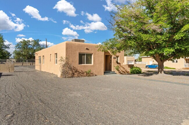 Foto del edificio - 136 Velarde Rd NW