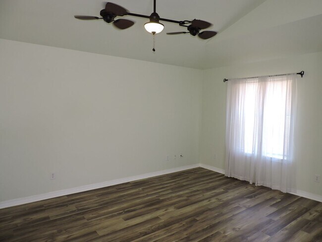 Building Photo - Easy access to beaches, shopping & downtown Pensacola!