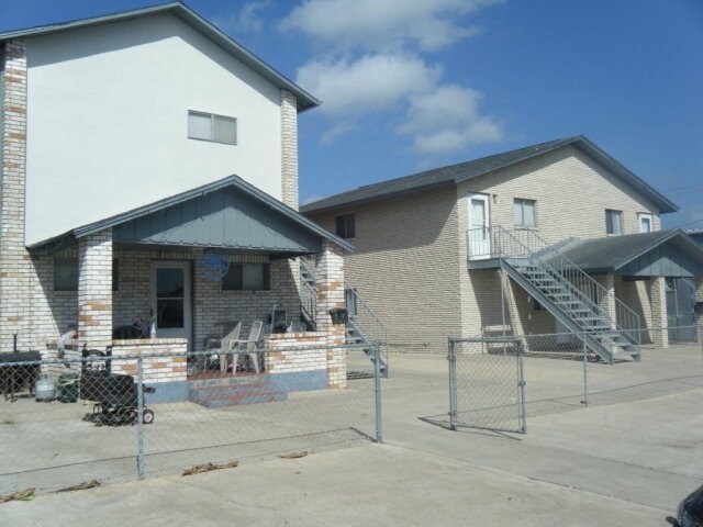 Primary Photo - 402 S Iowa Ave