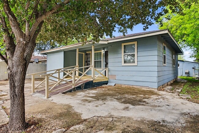 Building Photo - SPACIOUS! LOCATION!