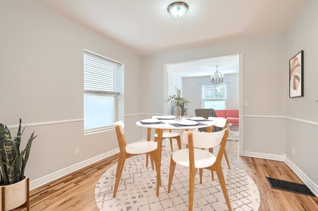 Foto del edificio - Dazzling North Capitol Hill home with fenced yard