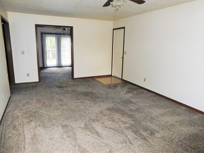 Building Photo - Pets Welcome! 2 Bedroom Brick Duplex in Ea...