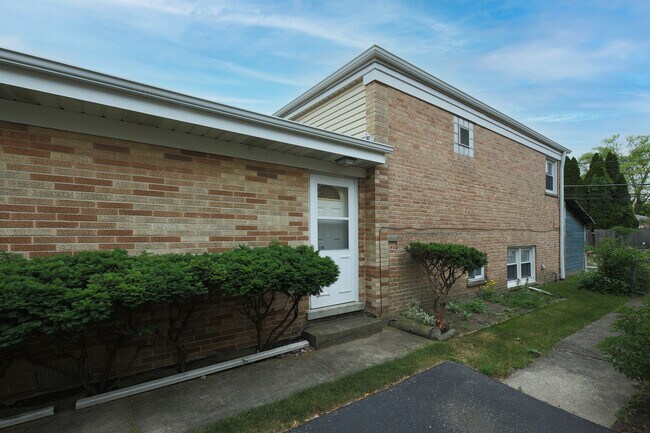 Building Photo - 711 Leamington Ave