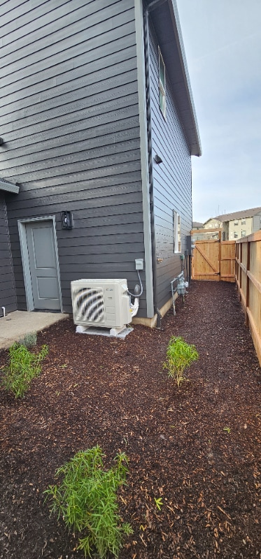 Building Photo - 877 Park Ave NE