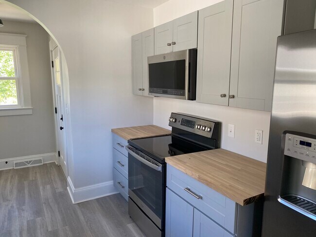 Cocina - 613 Blenheim Ave
