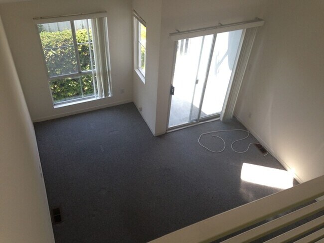 Building Photo - Chic SOMA Living: Spacious Tri-level 1-Bed...