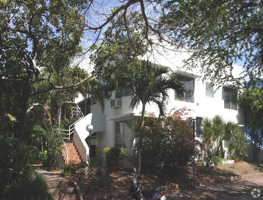 Foto del edificio - 2425 Flamingo Pl