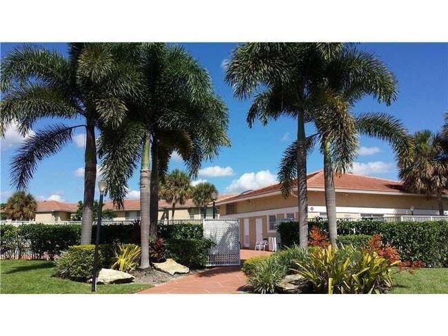 Building Photo - 10126 Twin Lakes Dr