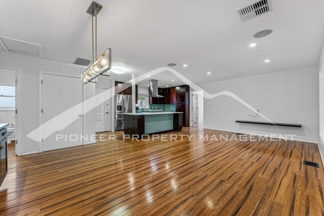 Foto del edificio - Spacious Home with Fenced Yard and Washer/...