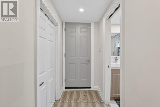 Building Photo - 105 Martin St