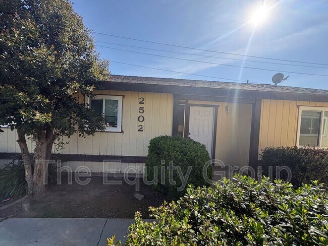 Foto del edificio - 2500-2504 West Chestnut Ct