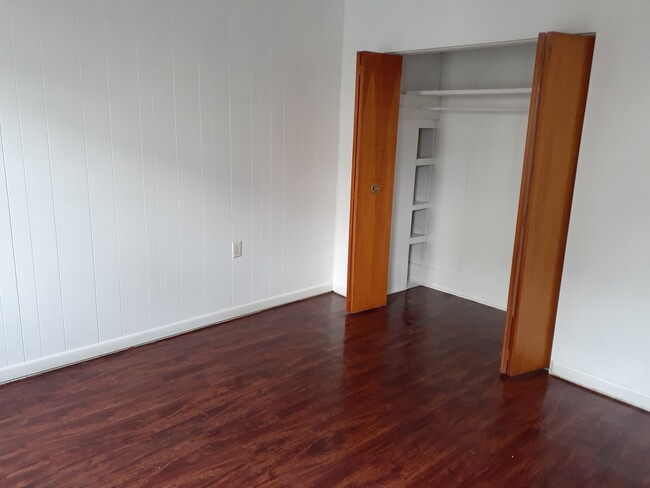 Main bedroom - 414 W Poplar St