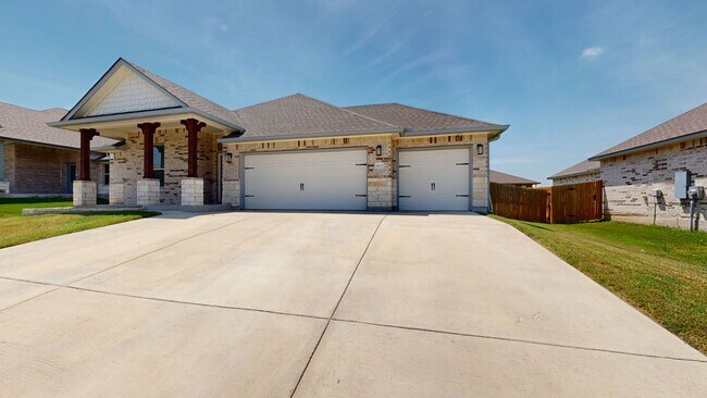 Foto del edificio - CHECK OUT THIS 4 BEDROOM, 2 BATH, 3 CAR GARAGE HOME IN HARKER HEIGHTS!