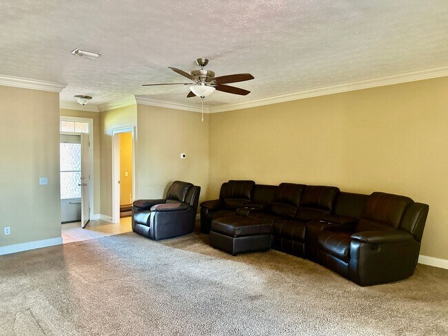 Building Photo - Gorgeous, 3 bedroom 2 bath home  minutes f...