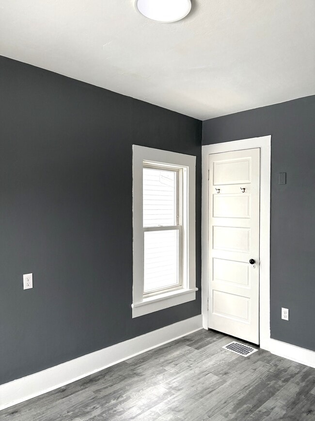 Building Photo - 313 E 7th St